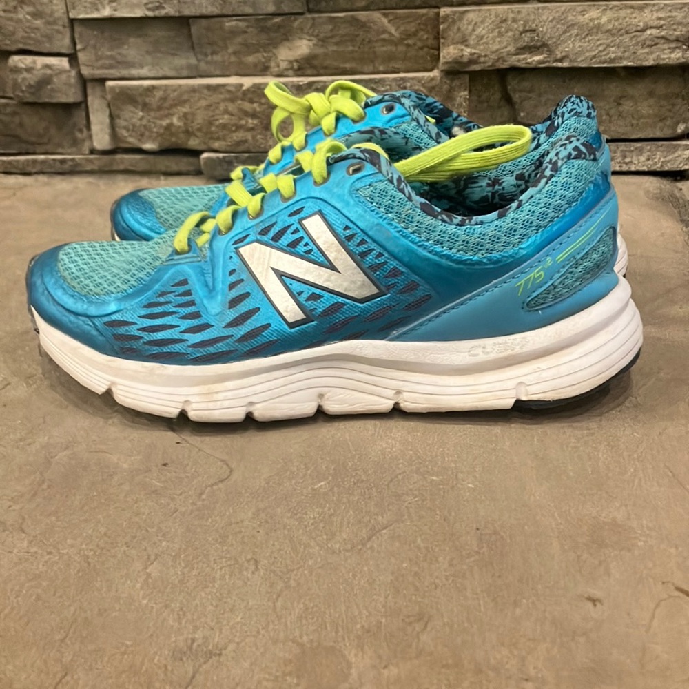 New balance running shoe- women’s size 6